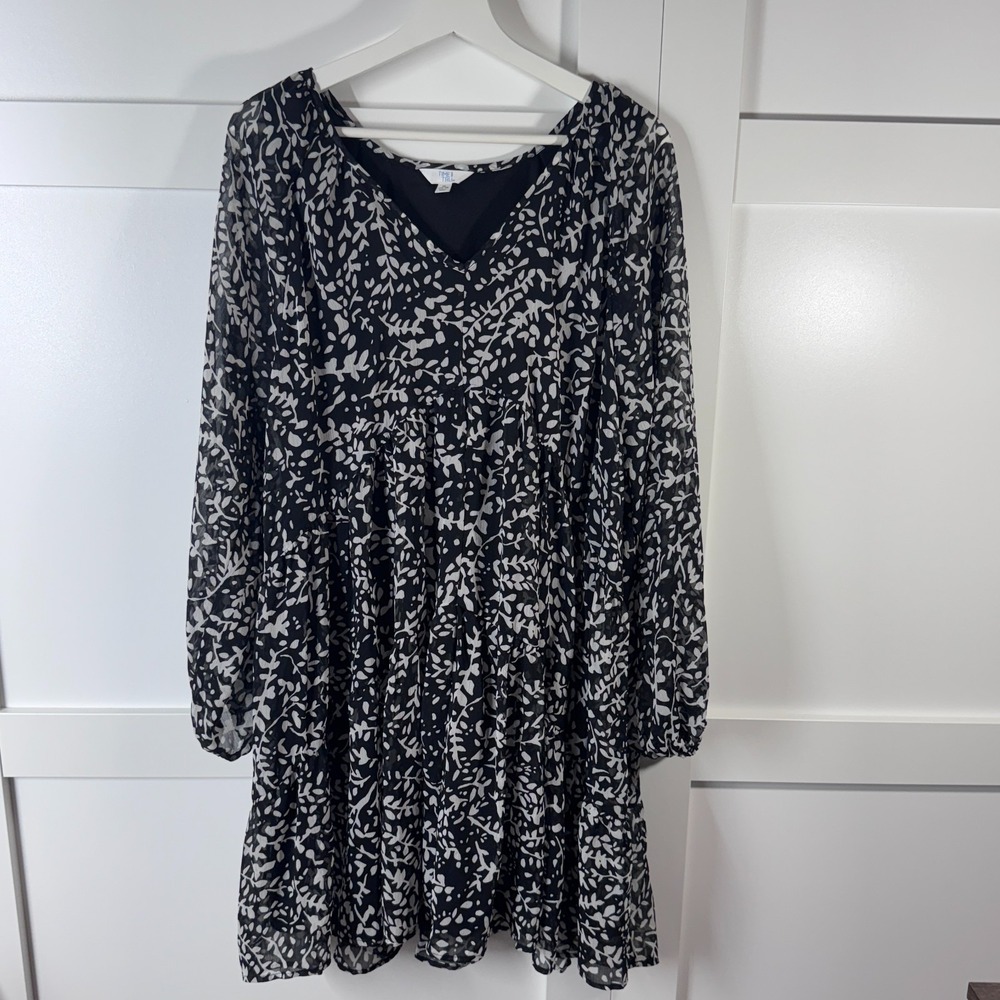 Time and Tru Dress Size XL Black & White Floral‎ V-neck Long Sleeve Lined